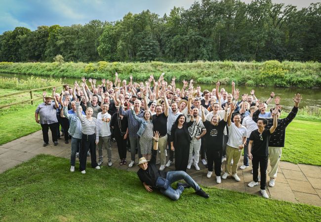 Image - 180+ Mitarbeiter mit Durchblick